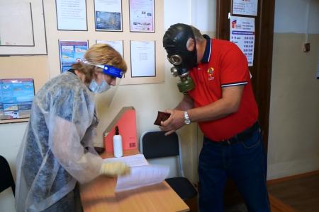 Знай наших! В Омске активист КПРФ проголосовал "против", не снимая противогаза