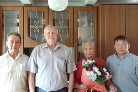 Якутские коммунисты поздравили ветерана войны П.К. Яковлева со славным юбилеем