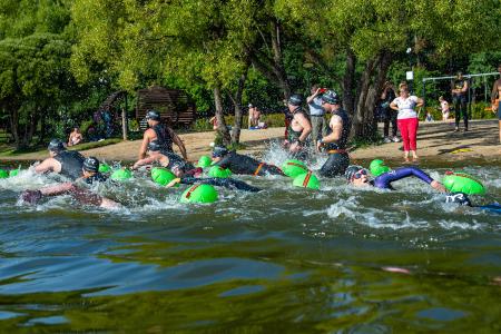 Москва. Спортивный клуб КПРФ провел массовый заплыв на открытой воде
