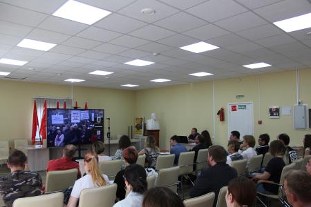 Комсомольцы и коммунисты Ленинграда провели круглый стол, посвященный борьбе за права женщин