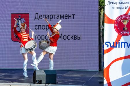 Москва. Спортивный клуб КПРФ провел массовый заплыв на открытой воде