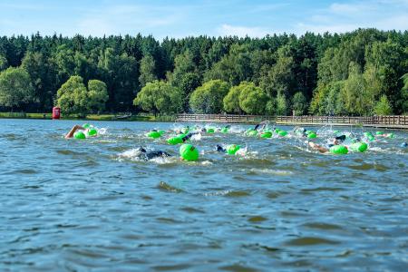 Москва. Спортивный клуб КПРФ провел массовый заплыв на открытой воде