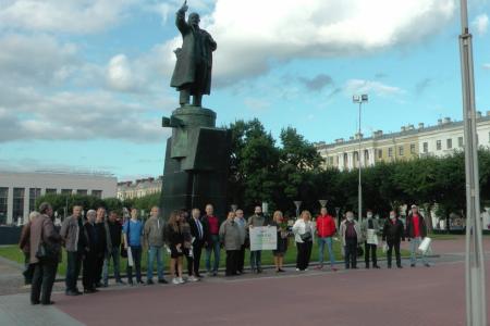 Петербургские коммунисты провели серию пикетов на площади Ленина