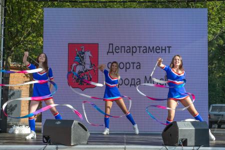 Москва. Спортивный клуб КПРФ провел массовый заплыв на открытой воде