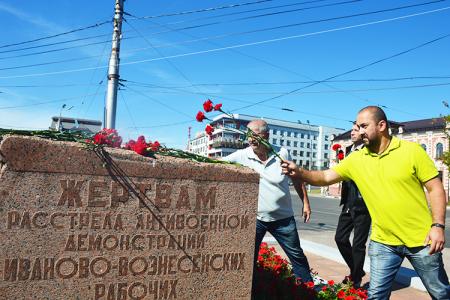 Иваново. Коммунисты почтили память жертв расстрела иваново-вознесенских рабочих на Приказном мосту