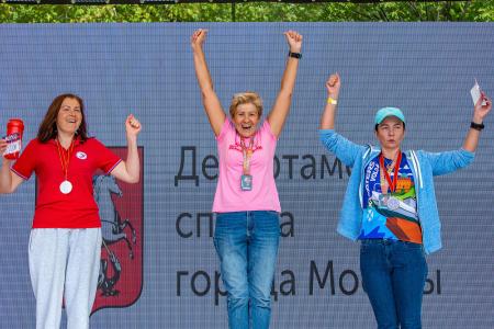Москва. Спортивный клуб КПРФ провел массовый заплыв на открытой воде