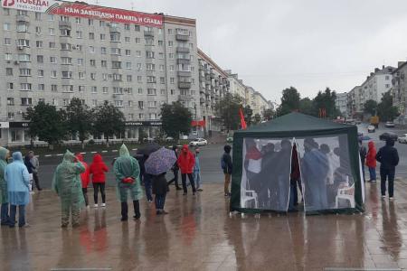Ульяновск. Акция депутата Алексея Куринного у Обелиска Славы продолжается!