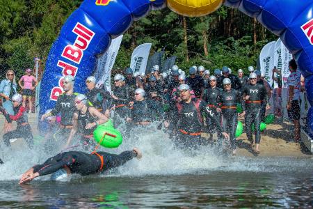 Москва. Спортивный клуб КПРФ провел массовый заплыв на открытой воде