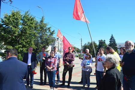 Иваново. Коммунисты почтили память жертв расстрела иваново-вознесенских рабочих на Приказном мосту