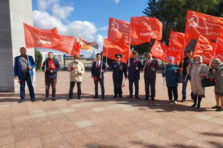 Тюменские коммунисты возложили цветы в честь 75-летия окончания Второй мировой войны