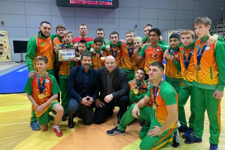 Кемерово. Депутат Госдумы Александр Ющенко наградил победителей турнира по вольной борьбе «Шахтерская слава»