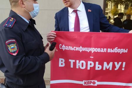 «Не препятствовать народному волеизъявлению!». Депутаты КПРФ Ю.П. Синельщиков и Д.А. Парфенов пришли с плакатами к администрации Президента