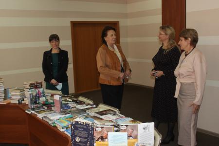 Первый секретарь Сталинградского обкома КПРФ Тамара Головачева пополнила фонд библиотеки им. Горького новыми книгами