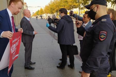 «Не препятствовать народному волеизъявлению!». Депутаты КПРФ Ю.П. Синельщиков и Д.А. Парфенов пришли с плакатами к администрации Президента