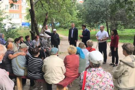 Олег Лебедев проводит встречи с избирателями и объезжает с передвижной приемной дворовые территории Рязани