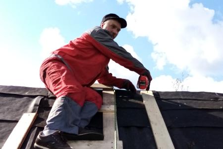 Кировская область. Орловские коммунисты отремонтировали крышу дома пожилой одинокой женщине