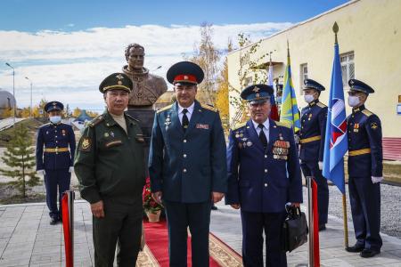 В Якутске открыт памятник легендарному космонавту Герману Титову