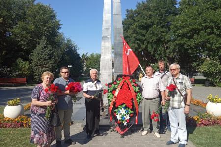 В день Победы над Японией астраханские коммунисты почтили память советских воинов