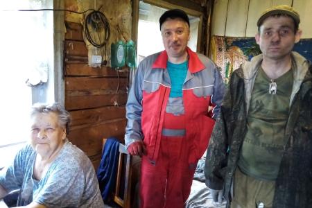 Кировская область. Орловские коммунисты отремонтировали крышу дома пожилой одинокой женщине