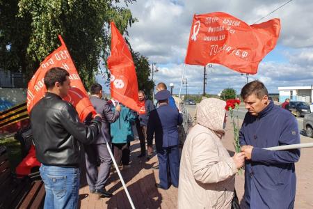 Тюменские коммунисты возложили цветы в честь 75-летия окончания Второй мировой войны