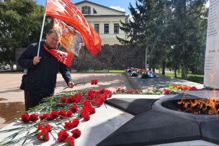Тюменские коммунисты возложили цветы в честь 75-летия окончания Второй мировой войны