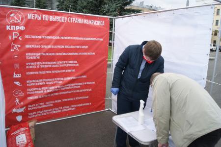 Кировские коммунисты провели пикет и начали сбор подписей за отставку губернатора Игоря Васильева и председателя правительства Александра Чурина