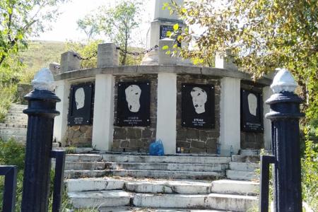Забайкальский край. Комсомольцы и волонтёры привели в порядок памятник борцам революции 1905 года в Чите