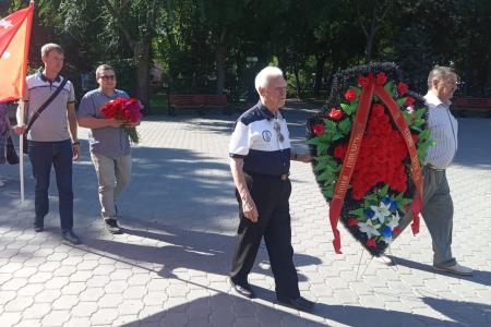 В день Победы над Японией астраханские коммунисты почтили память советских воинов