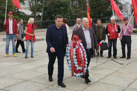 Калининградские коммунисты возложили цветы в честь окончания Второй мировой войны