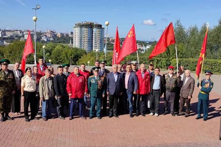 Республика Чувашия, Чебоксары. Цветы к Вечному огню в день 75-летия Победы над милитаристской Японией