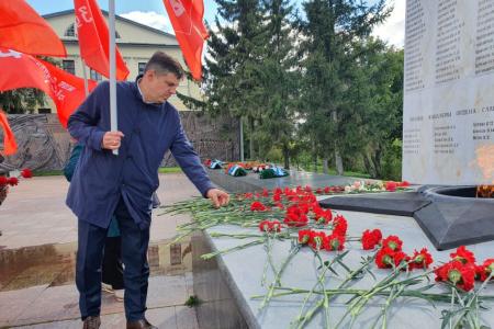 Тюменские коммунисты возложили цветы в честь 75-летия окончания Второй мировой войны