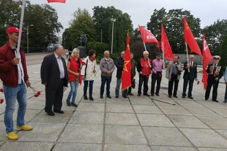 Калининградские коммунисты возложили цветы в честь окончания Второй мировой войны