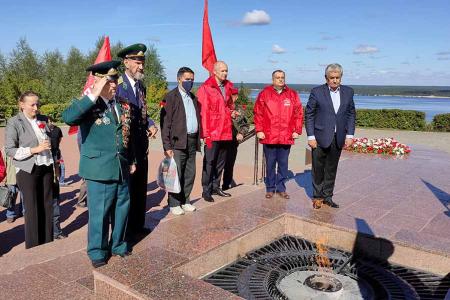 Республика Чувашия, Чебоксары. Цветы к Вечному огню в день 75-летия Победы над милитаристской Японией