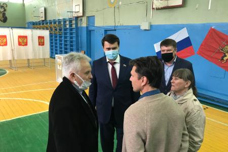 Олег Лебедев вместе с юристом объезжает проблемные избирательные участки во Владимирской области