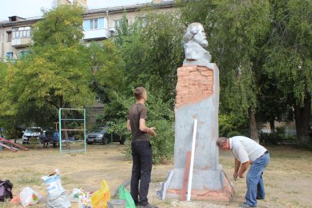 Сталинградские коммунисты начали ремонт памятника К.Марксу