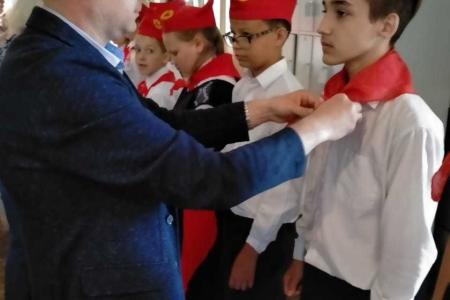Московская область. В Горках Ленинских приняли в пионеры группу школьников