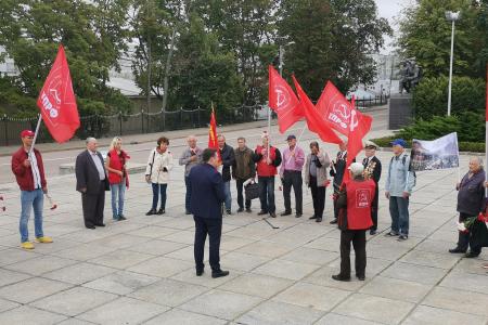 Калининградские коммунисты возложили цветы в честь окончания Второй мировой войны