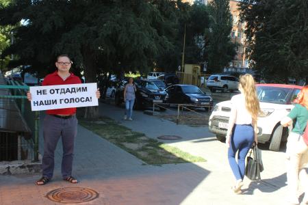 «Не отдадим наши голоса!». В Волгограде коммунисты продолжают пикеты за честные выборы