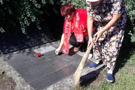 Нальчик. Женский союз «Надежда России» взял шефство над памятником революционерам