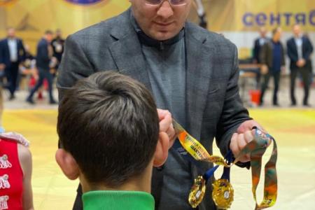 Кемерово. Депутат Госдумы Александр Ющенко наградил победителей турнира по вольной борьбе «Шахтерская слава»