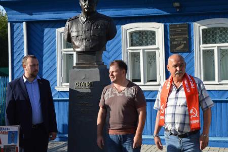Ленинградская область. Коммунисты передали Землю Победы с Лужского рубежа в мемориал под Ржевом