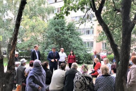 Олег Лебедев проводит встречи с избирателями и объезжает с передвижной приемной дворовые территории Рязани