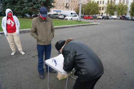 Кировские коммунисты провели пикет и начали сбор подписей за отставку губернатора Игоря Васильева и председателя правительства Александра Чурина