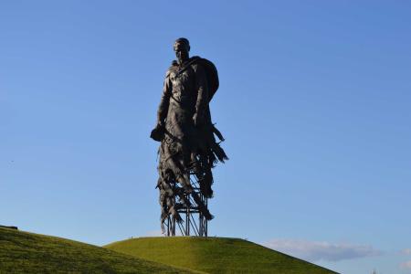 Ленинградская область. Коммунисты передали Землю Победы с Лужского рубежа в мемориал под Ржевом