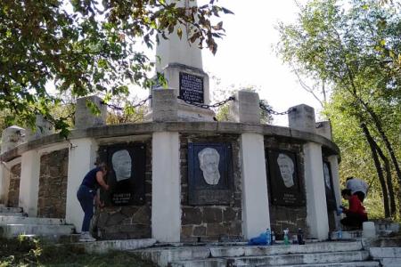 Забайкальский край. Комсомольцы и волонтёры привели в порядок памятник борцам революции 1905 года в Чите