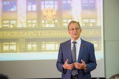 Забайкальский край. Владимир Поздняков наградил ветеранов комсомола и Байкало-Амурской магистрали памятными орденами и медалями