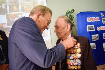 Забайкальский край. Владимир Поздняков наградил ветеранов комсомола и Байкало-Амурской магистрали памятными орденами и медалями