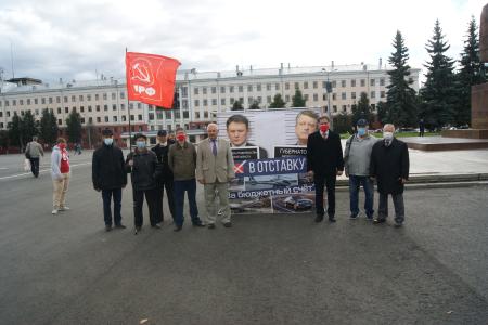 Кировские коммунисты провели пикет и начали сбор подписей за отставку губернатора Игоря Васильева и председателя правительства Александра Чурина