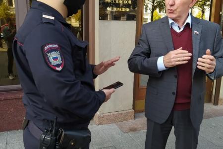 «Не препятствовать народному волеизъявлению!». Депутаты КПРФ Ю.П. Синельщиков и Д.А. Парфенов пришли с плакатами к администрации Президента