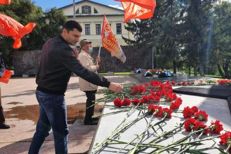 Тюменские коммунисты возложили цветы в честь 75-летия окончания Второй мировой войны